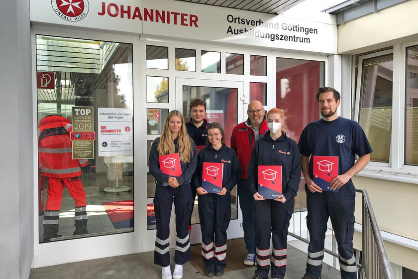 Fünf Absolventen mit ihren Urkunden und ein Dozent vor dem Ortsverband Göttingen