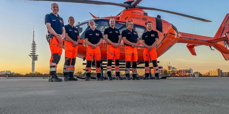 Das Team des Christoph 4 vor dem Hubschrauber.