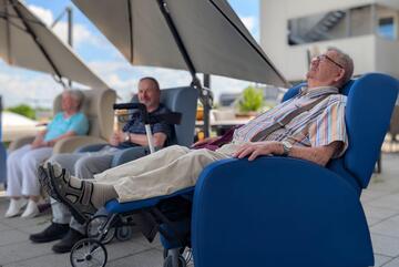 Terrasse mit Ruhesesseln