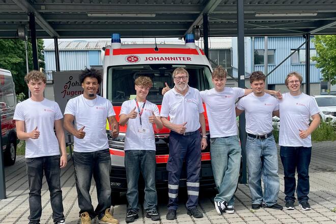Die Wesser Werbepersonen machen freudig mit dem Ortsbeauftragten Lauf der Johanniter ein Gruppenfoto. 