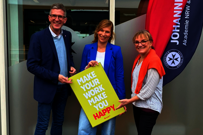 Akademieleiter Sven Blatt und Bildungsbereichsleiterin Pflege Heike Achenbach gratulierten Katrin Wolters zur neuen Position