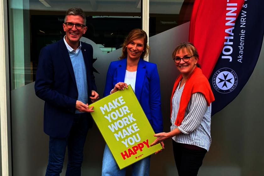 Akademieleiter Sven Blatt und Bildungsbereichsleiterin Pflege Heike Achenbach gratulierten Katrin Wolters zur neuen Position