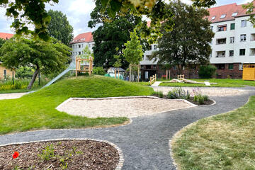 Großzügiger Garten hinter dem Haus