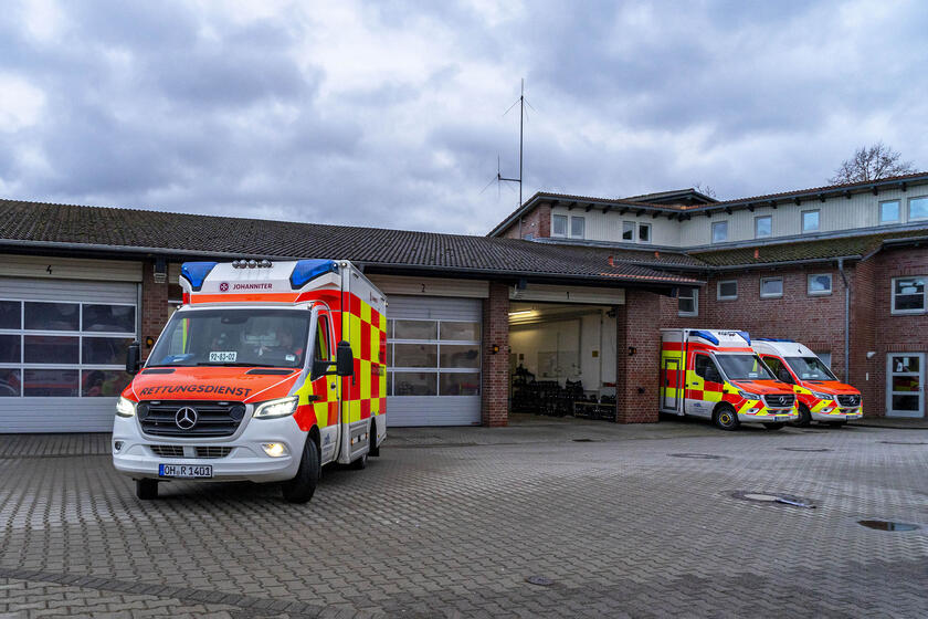 Ein Rettungsfahrzeug steht vor den Toren der Fahrzeughalle der Rettungswache Bad Schwartau.