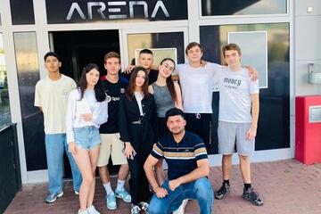 Gruppenbild vor der Action Arena