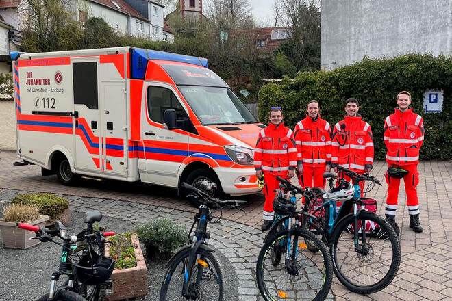 Ehrenamtliche beim Sanitätsdienst Fahrradtour mit Fahrrädern und RTW