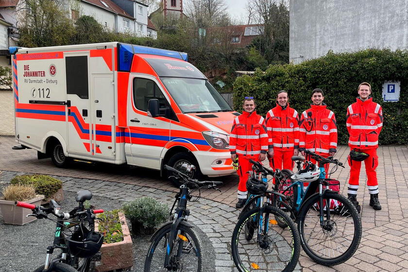 Ehrenamtliche beim Sanitätsdienst Fahrradtour mit Fahrrädern und RTW