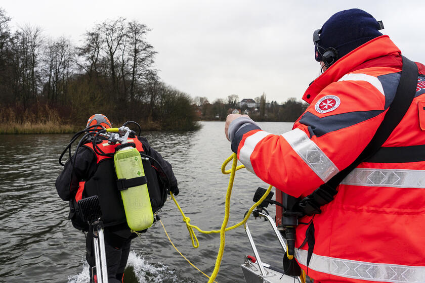 Die Taucher gehen im Eutiner See ins Wasser