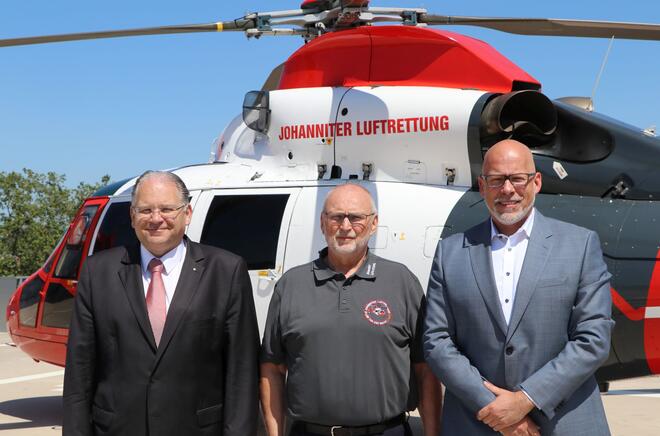 JLR-Geschäftsführer und Landesvorstand HRS Oliver Meermann, Günther Lohre und JLR-Geschäftsführer Frank Zabell auf der Landeplattform des Luftrettungszentrums Gießen.