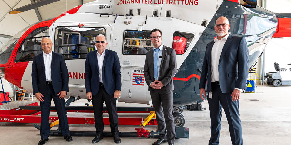 Der Abteilungsleiter Gesundheit des Hessischen Ministeriums für Soziales und Integration, Stefan Sydow, mit den Geschäftsführern der Johanniter Luftrettung. 