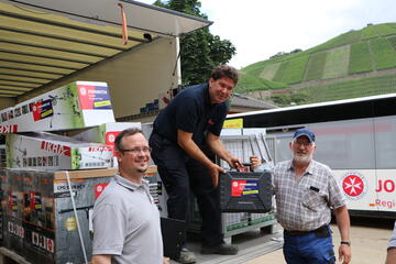 In Dernau verteilten die Johanniter Sachspenden wie Haushaltsgeräte und Werkzeuge.