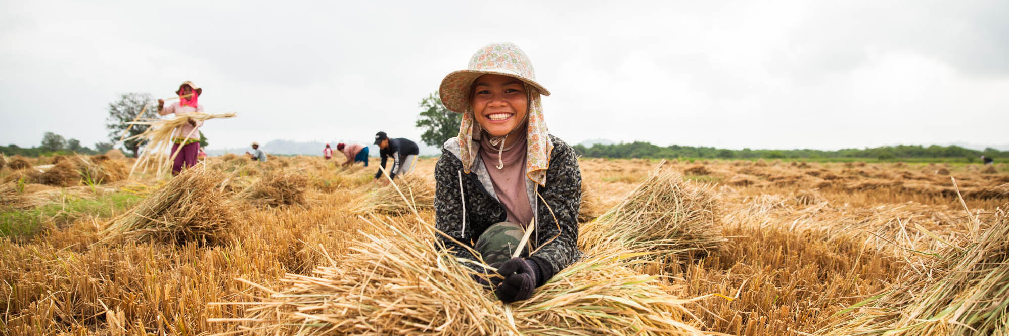 Mädchen auf einem Feld in Kambodscha