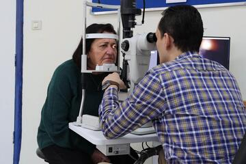 Eine Augenuntersuchung in Palaestina.