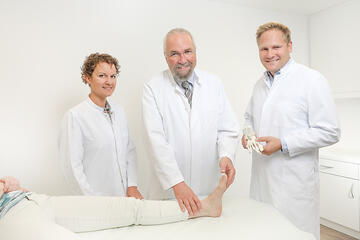 Team der Fuß- und Sprunggelenkchirurgie im Waldkrankenhaus Bonn berät über Fehlstellungen.