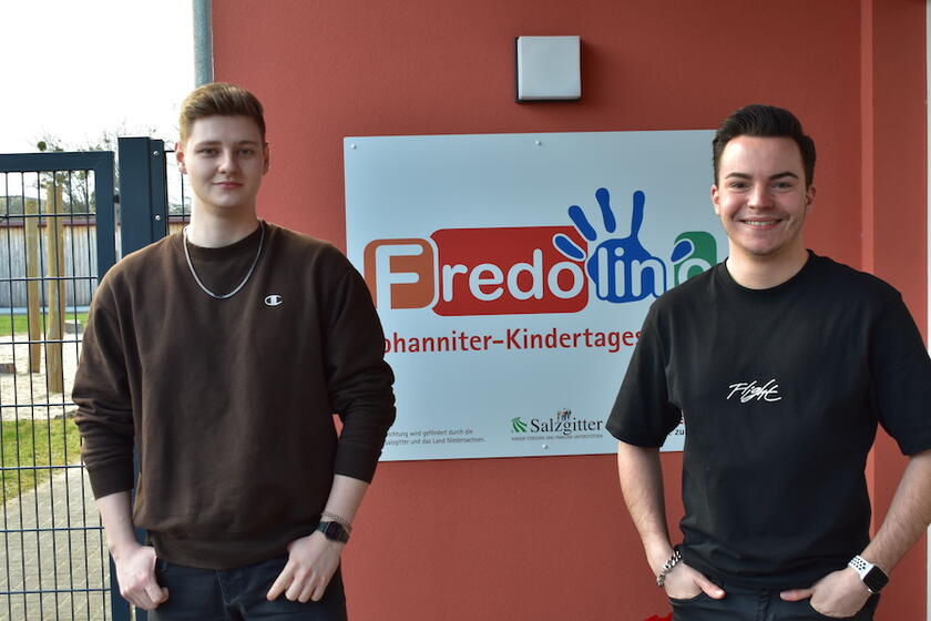 Lars und Marvin stehen vor der Kita Fredolino