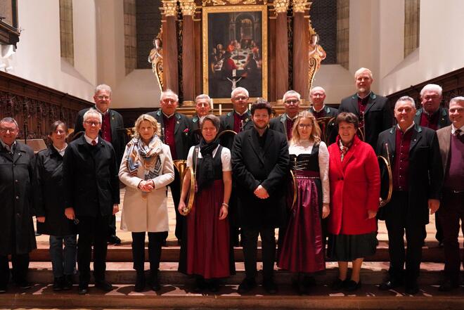 Das Johannes-Hospiz durfte sich über rund 3.000 Euro beim Benefizkonzert der Oberpfälzer Parforcehornbläser freuen.