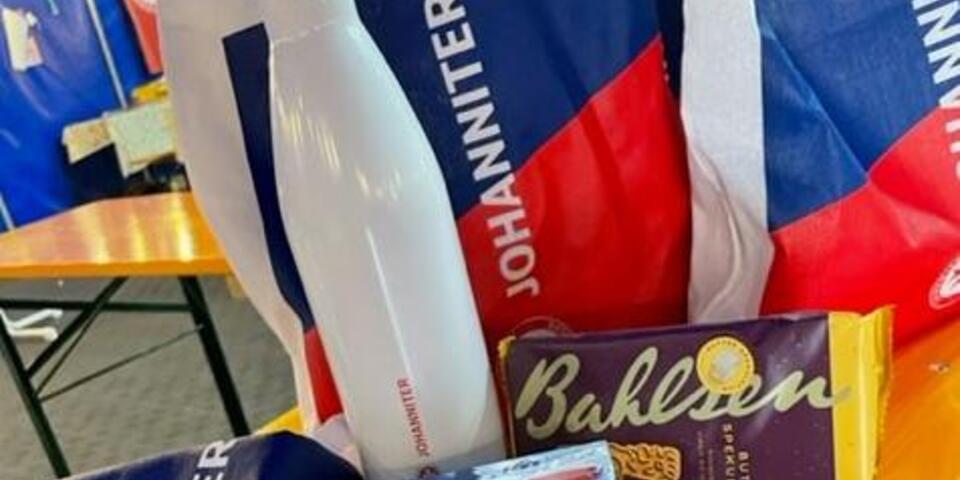 Der Inhalt der Wärmepakete: u. a. Handwärmer, Taschenwärmer, Tee, Kekse