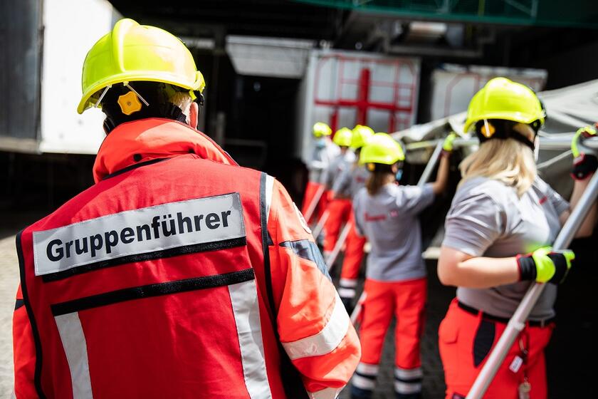 Johanniter-Helfer bauen ein Betreuungszelt auf