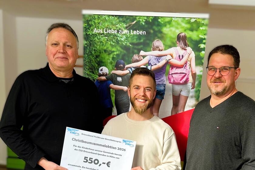 Erster Bürgermeister und stv. Ortsvorsitzender der CSU Stephan Schübel und zweiter Bürgermeister und Gemeinderat Josef Hollmann (CSU) übergaben Einrichtungsleitung Bastian Peetz den Spendenscheck.