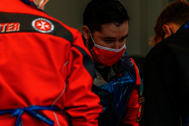 Teilnehmende des Kurs Taktische Medizinin proben an der Johanniter-Akademie für den Ernstfall