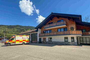 Die Rettungswache Bad Hindelang ist zu sehen. Davor steht ein Rettungswagen