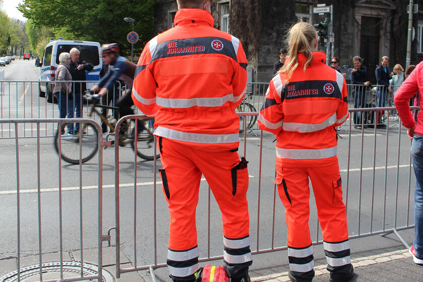 Zwei Einsatzkräfte vor einer Fahrradrennstrecke