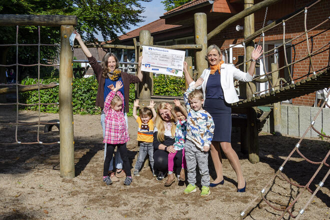 Mareike Niehus (r.) überreichte den symbolischen Scheck an Alita Czarnetzki (l.) und Franziska Kühne (Mitte) von der Johanniter-Kita Traumland.