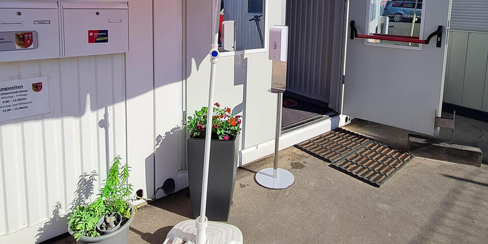 Blumen vor dem Eingang des Johanniter-Standort Dernau