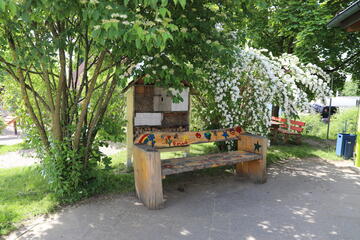 Bank im Außenbereich Johanniter-Kindertagesstätte "Burgspatzen"