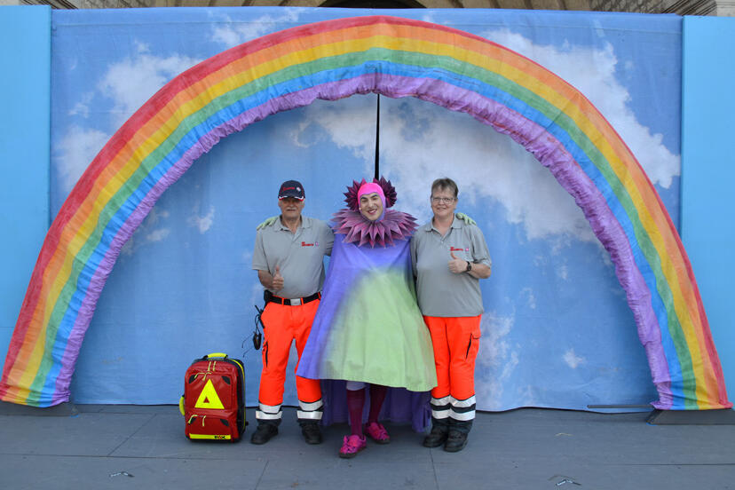 Schausspieler und Johanniter gemeinsam auf der Bühne für ein kleines Gruppenfoto. 