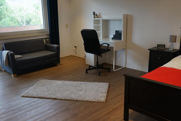 Sofa, Schreibtischbereich und Bett