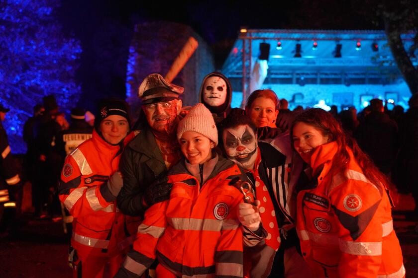 Gruppenfoto Ehrenamtliche beim Sanitätsdienst mit Schauspielern zu Halloween