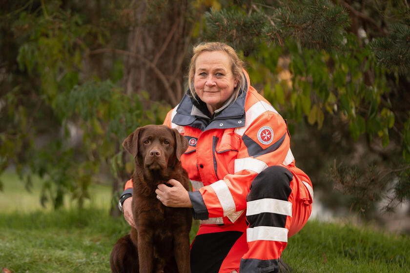 Daniela und Mayla von der Johanniter-Rettungshundestaffel Baden-Karlsruhe