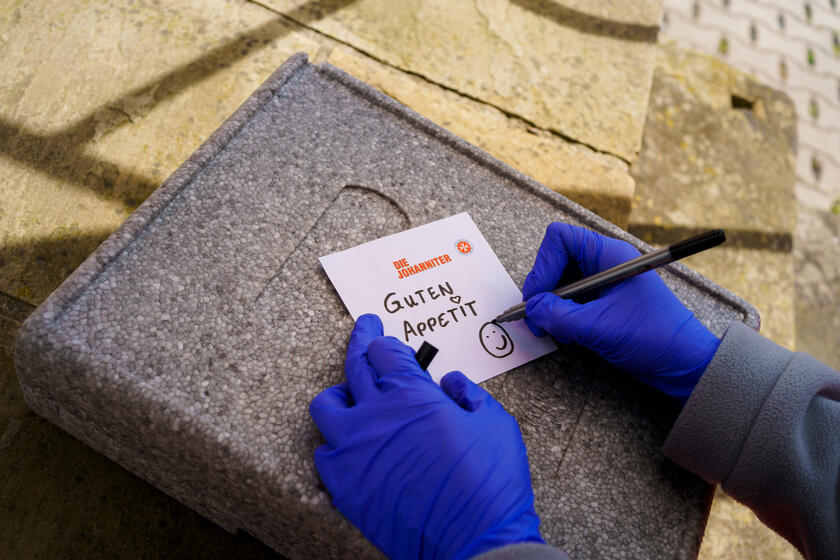 Menüservice-Box mit kleiner Grußbotschaft.