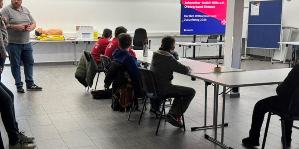 Kinder sitzen in einem Lehrsaal