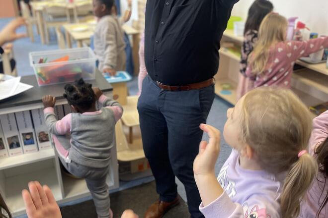 Dr. Benjamin Zeitler überrascht Kinder im Johanniter-Kindergarten „Sonnenland“ mit eigener Geschichte