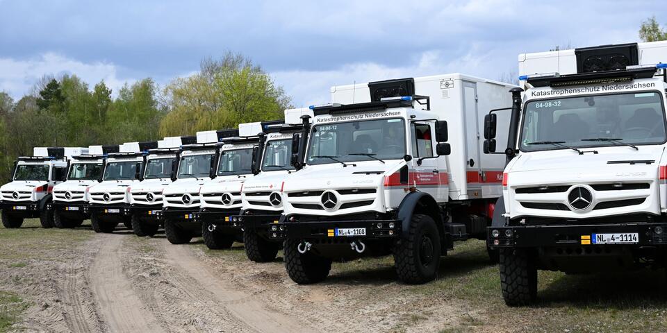 Neun Geländegängige Krankentransportwagen stehen nebeneinander