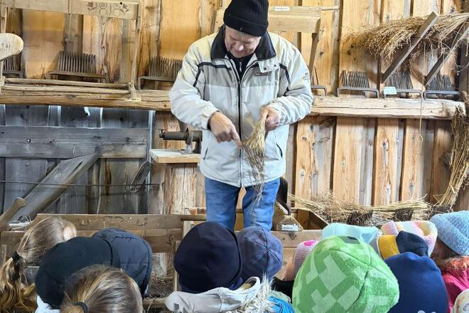 Landwirt Josef Böhm gibt den Kindern spannende Einblicke