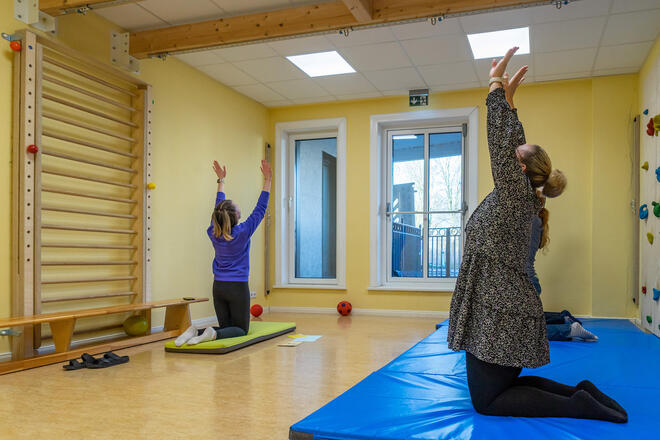 Die Katze streckt sich: Die Eltern übten sich im Motorikraum beim Kinderyoga.