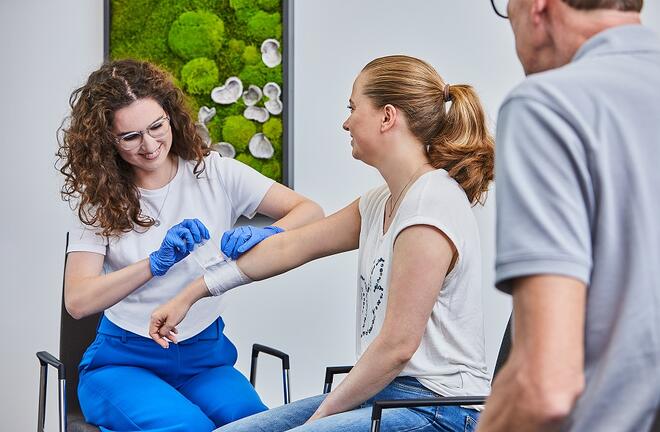 Dieser Erste-Hilfe-Kurs richtet sich an Mitarbeitende von Einrichtungen für Kinder und dient zur Auffrischung der Erste Hilfe Kenntnisse. 