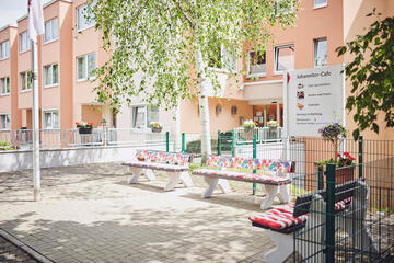 Bitte Platz nehmen: auf den einladenden Bänken am Johanniter-Stift