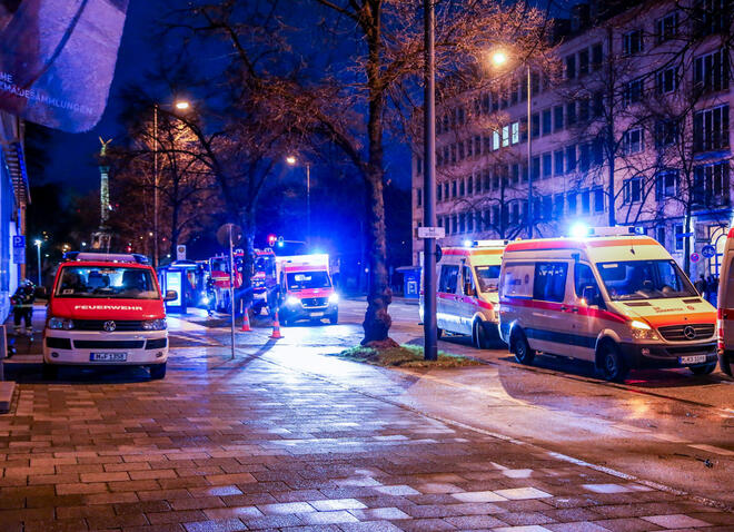 SEG und Feuerwehr mit Blaulicht im Stadtgebiet – koordinierter Einsatz in der Nacht