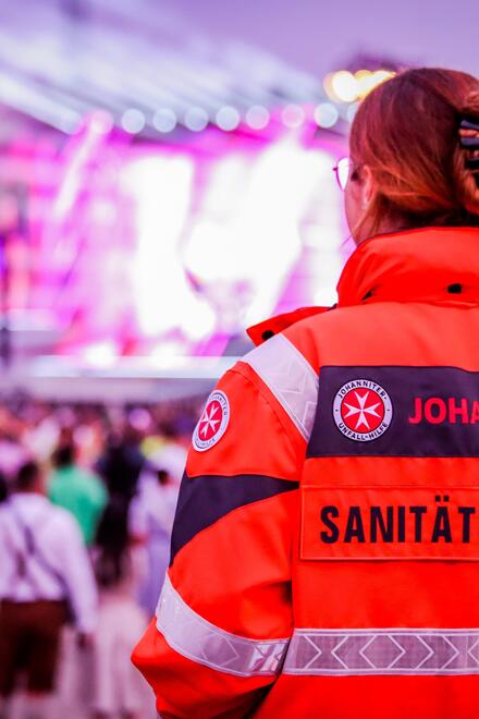 Ehrenamtliche Sanitäterin betreut ein Konzert.