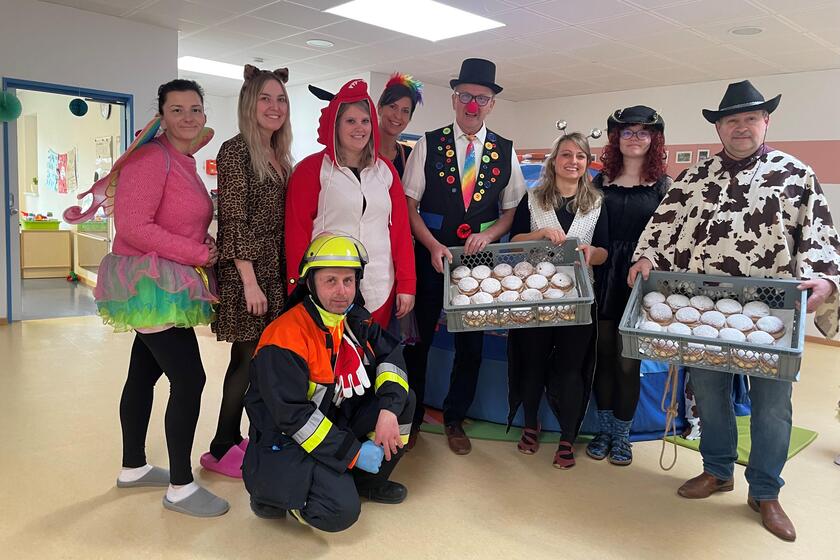 Bürgermeister übergeben Krapfen an Einrichtungspersonal