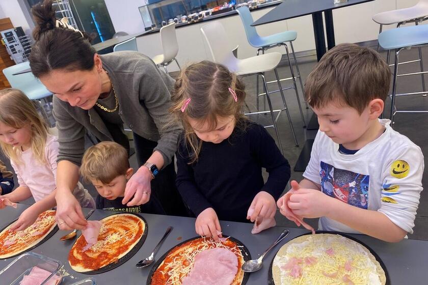 Kinder des Johanniter-Kinderhauses Conrad backen Pizza
