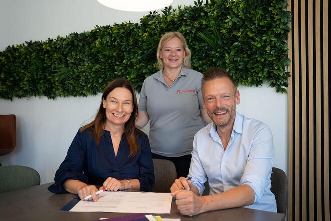Alexandra Reinhart (hauptamtliche Regionalvorständin der Johanniter Oberbayern), Susann Schwarzer (Sachgebietsleiterin Notrufdienste der Johanniter Oberbayern) und Hannes Kohrhammer (Verbundleiter Seniorenhilfe Diakonie Oberbayern West, v. l.) bei der Unterzeichnung der Kooperationsvereinbarung.