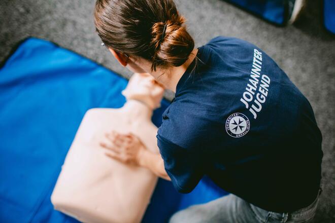 Johanniter-Jugend bei Erste-Hilfe-Übungen an Puppen, Aufnahme von oben