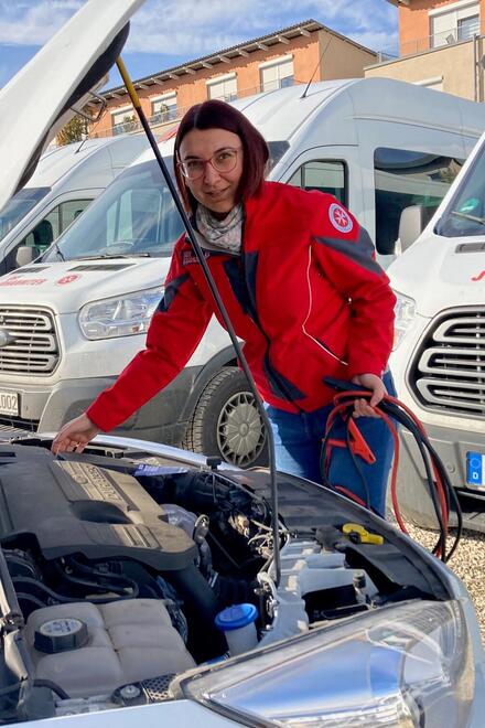 Johanniterin an offener Motorhaube