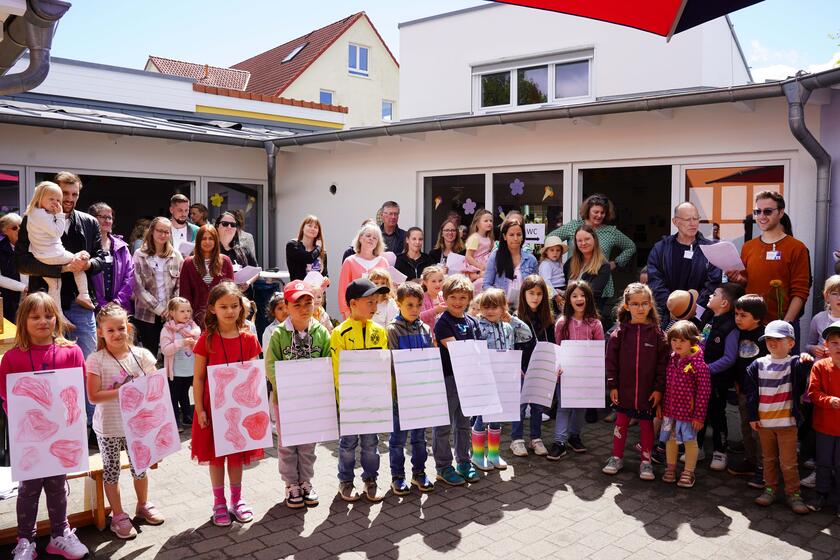 Kinder beim Singen auf dem Hof der Muggelburg 