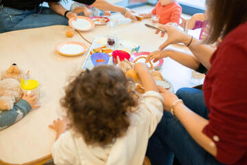 Kinder malen gemeinsam